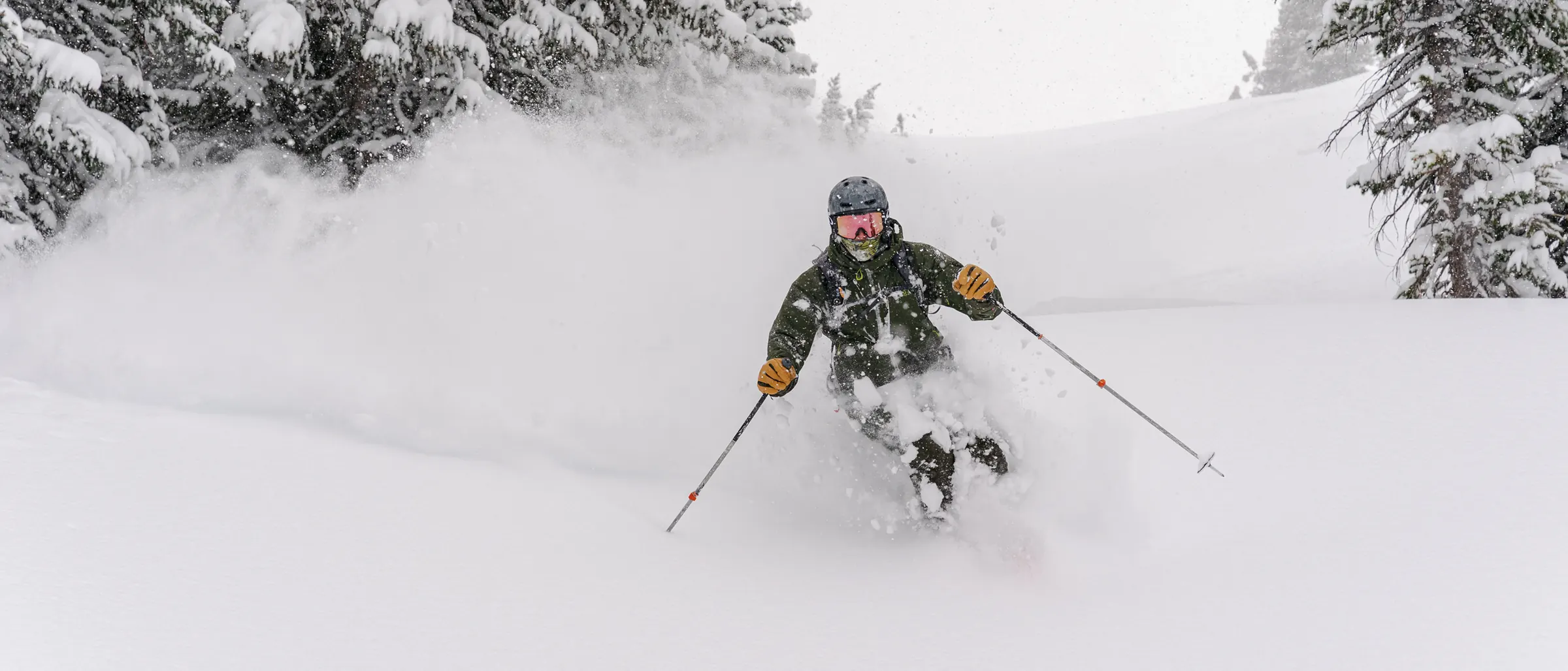 Skiër in diepe poedersneeuw