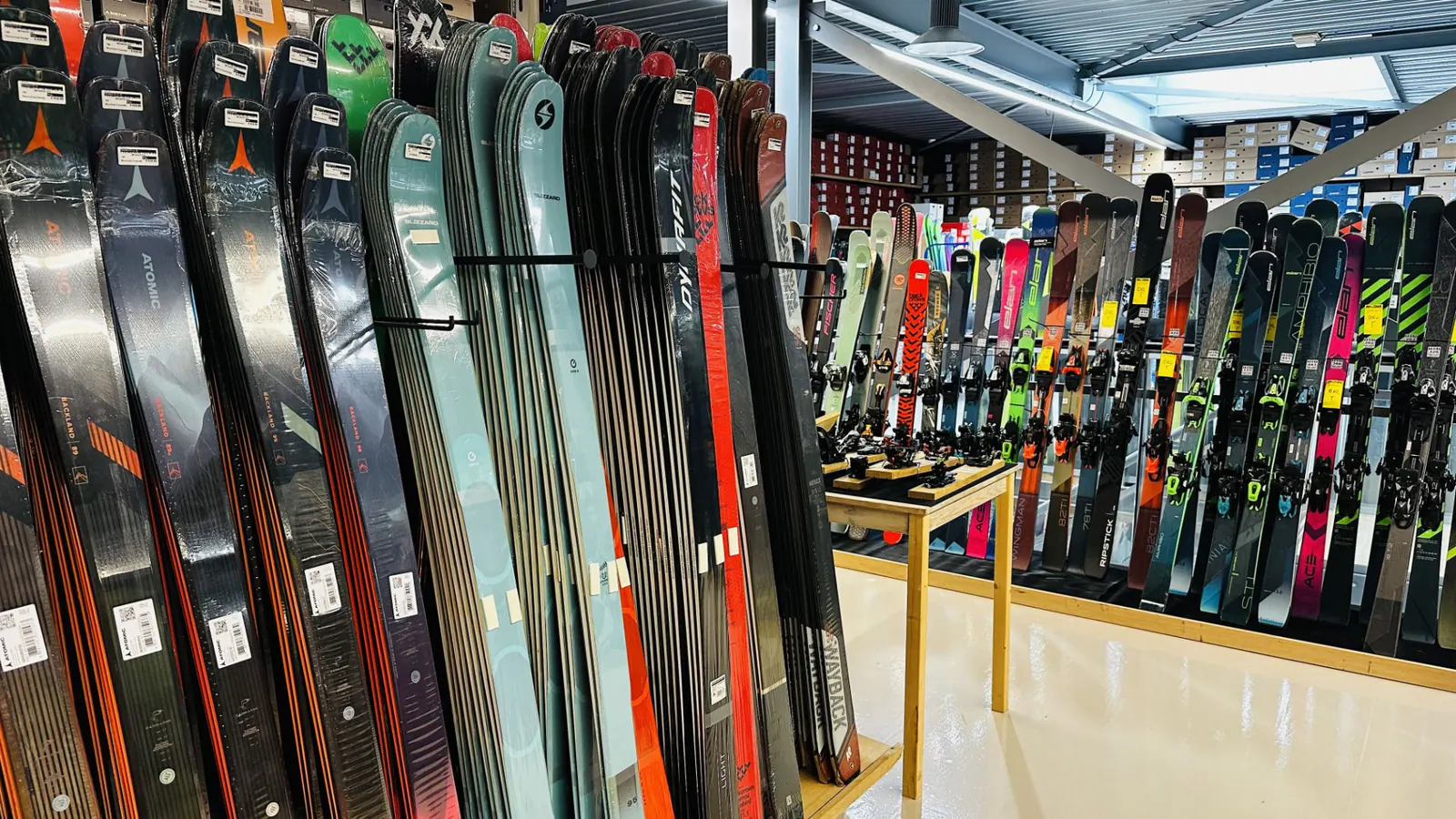 Ski's op de skiverdieping