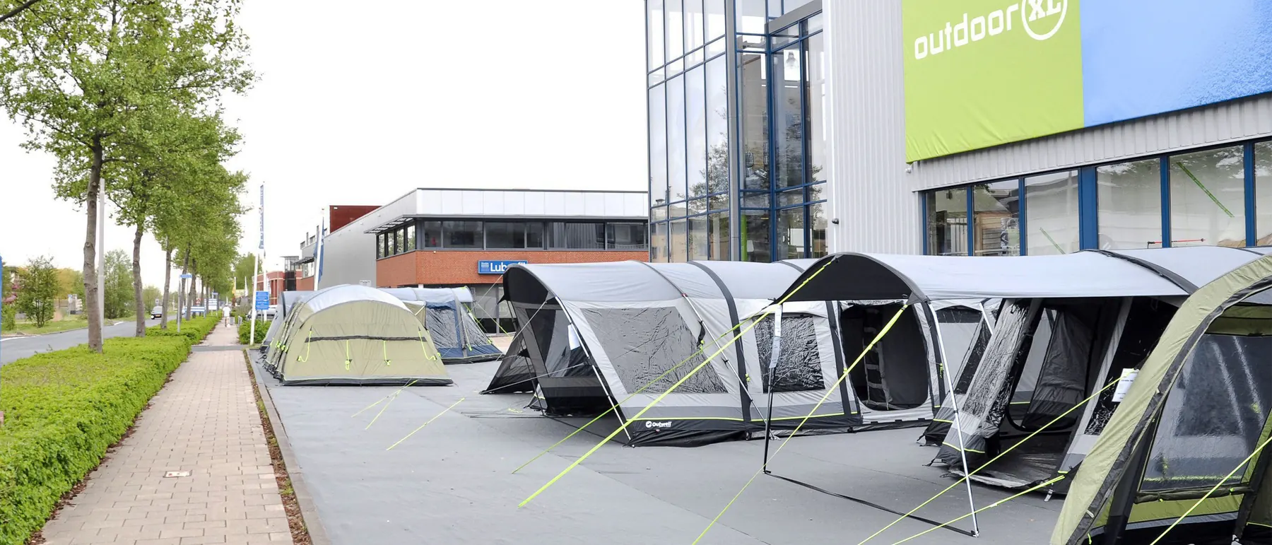 Tentenshow buiten bij de winkel