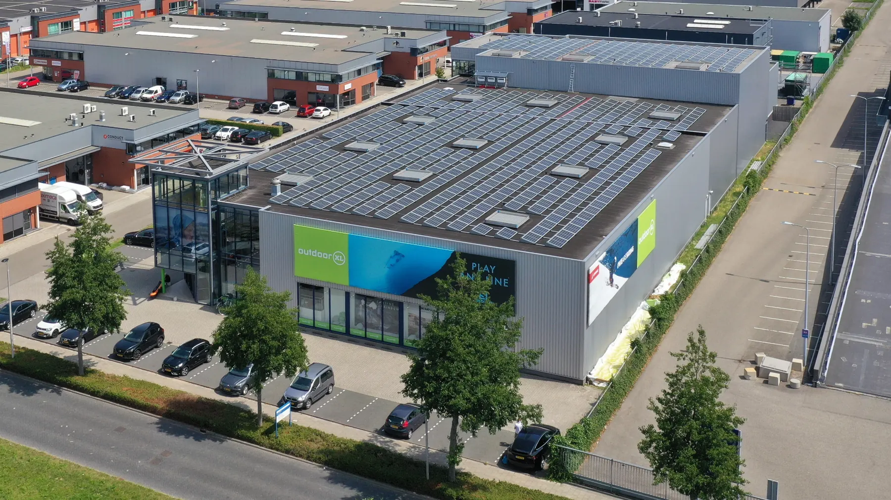 De winkel van OutdoorXL in Barendrecht met zonnepanelen op het dak